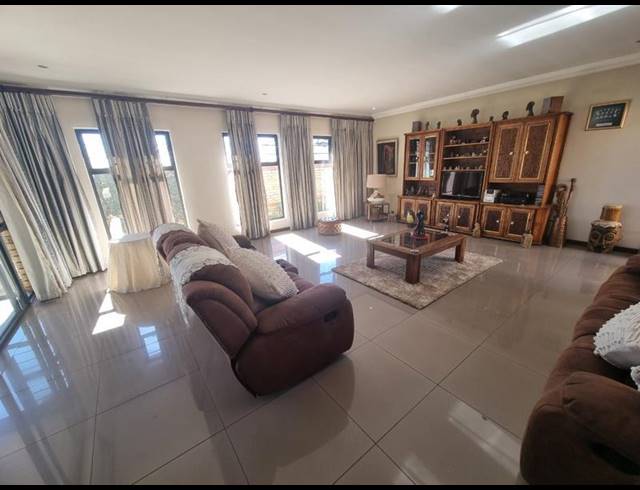 3 BEDROOM TOWNHOUSE FOR SALE IN NEWMARKET